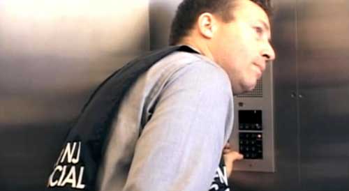 911 reddingswerker luistert aan één van de liften naar overlevenden