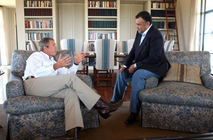 President George W. Bush in ontmoeting met Bandar bin Sultan