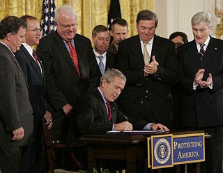 Bush ratificeert de zogenaamde "Torture Bill", de Military Commissions Act of 2006, tijdens een plechtigheid op 17 oktober 2006