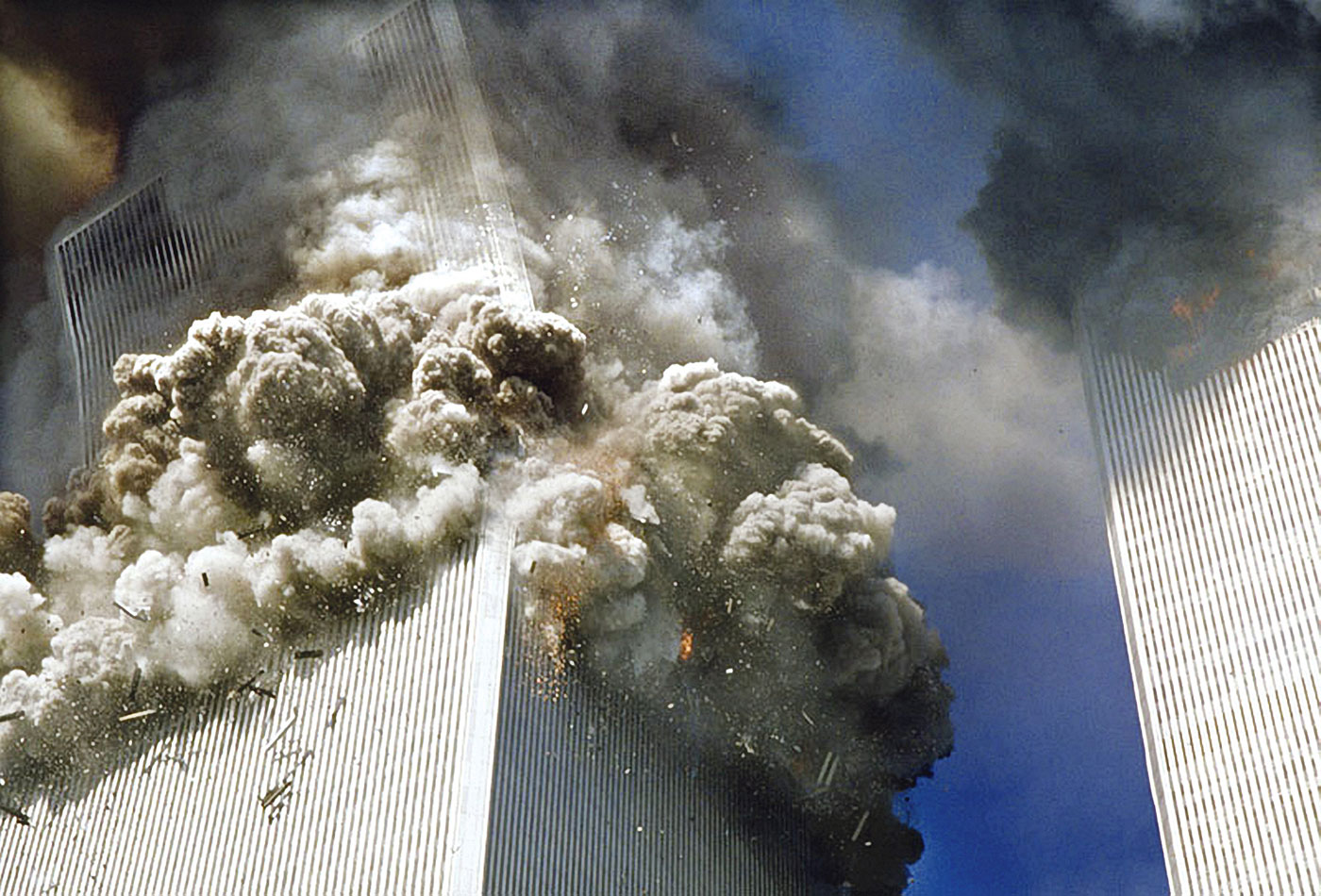 Kantelend blok van ca. 30 verdiepingen bij instorting zuid toren (WTC2)