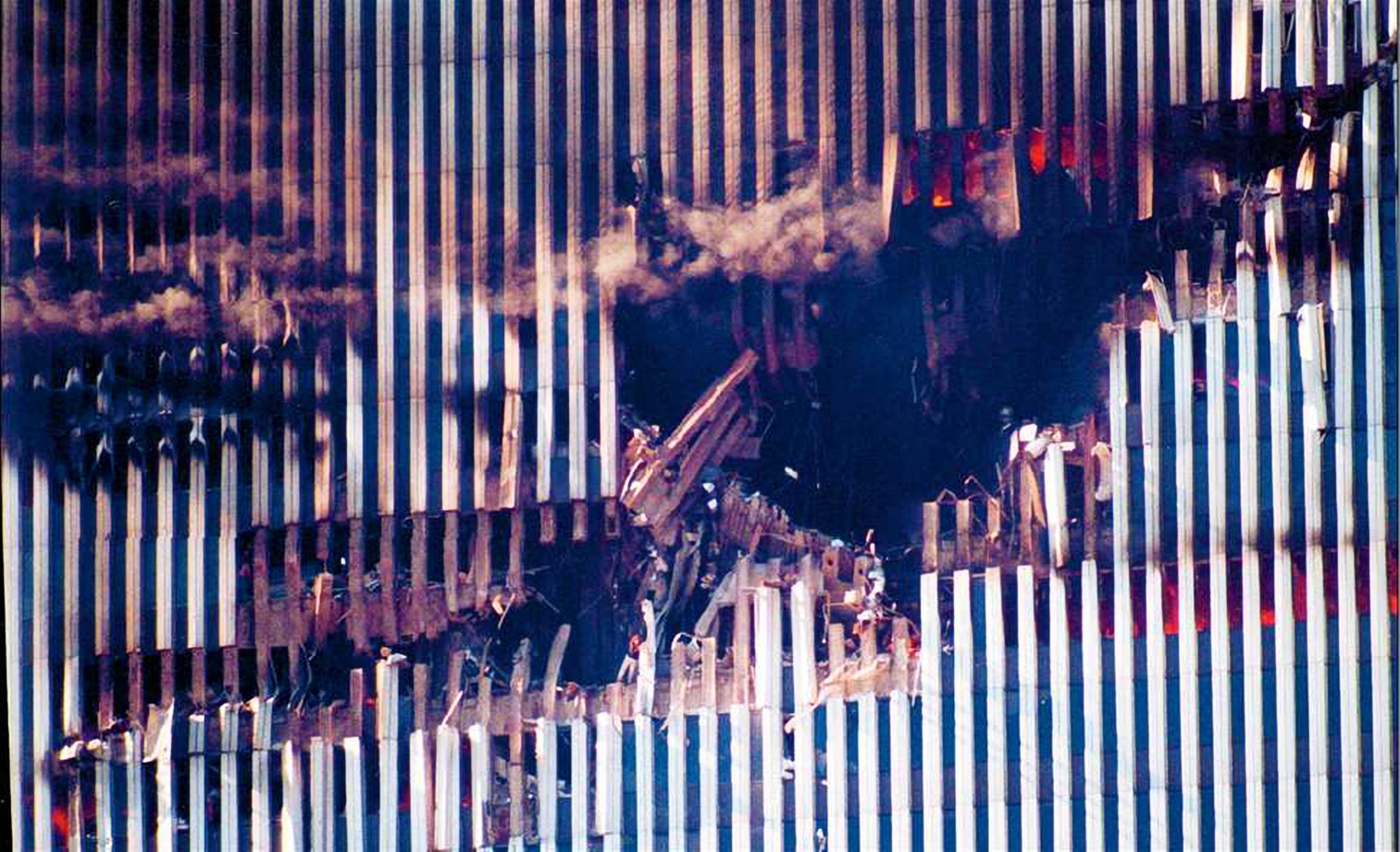 Slachtoffers wachtend op hulp in inslaggebied WTC 1